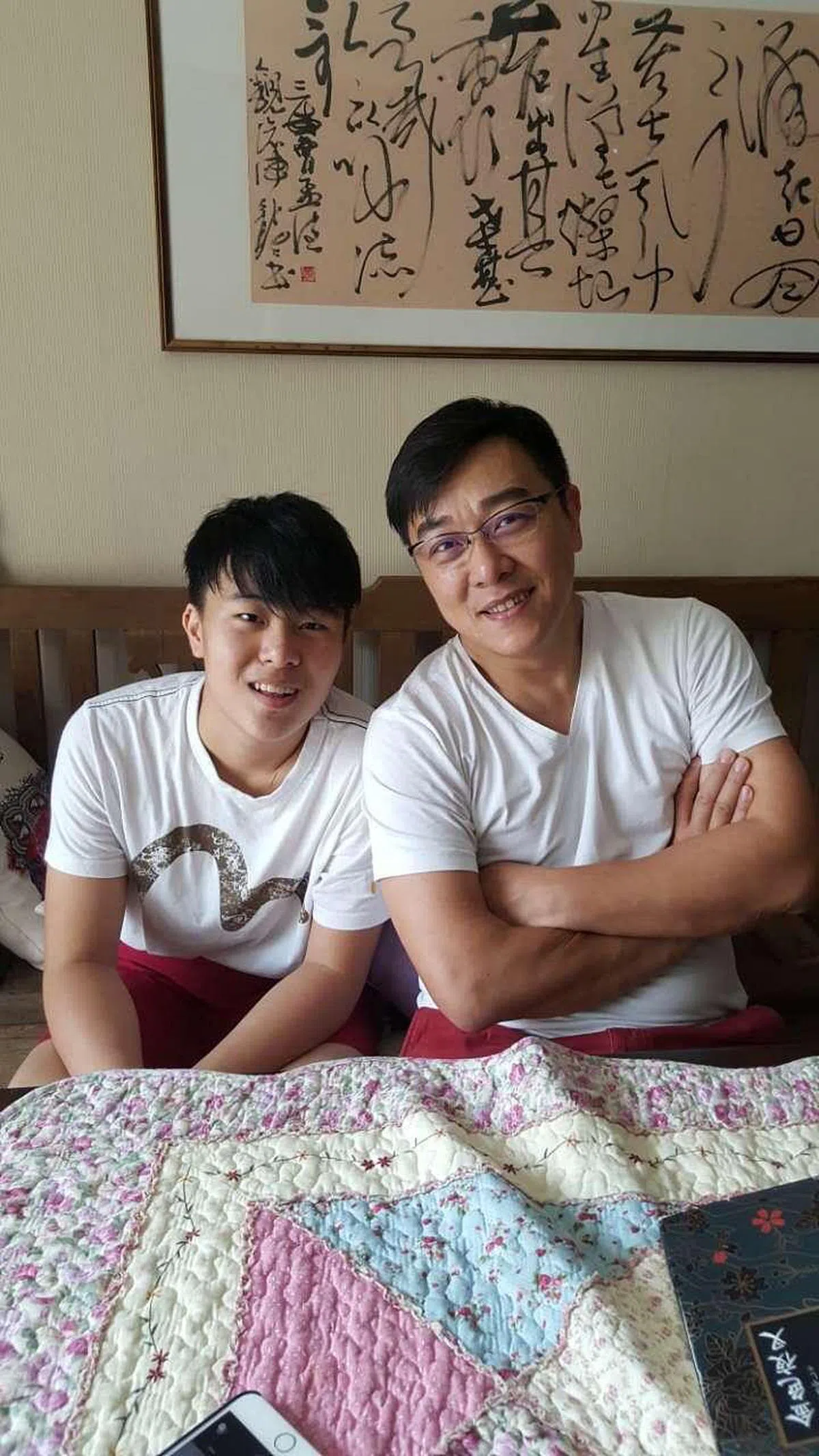 郭亮坚持以华语和儿子郭麦洋（左）沟通。（受访者提供）