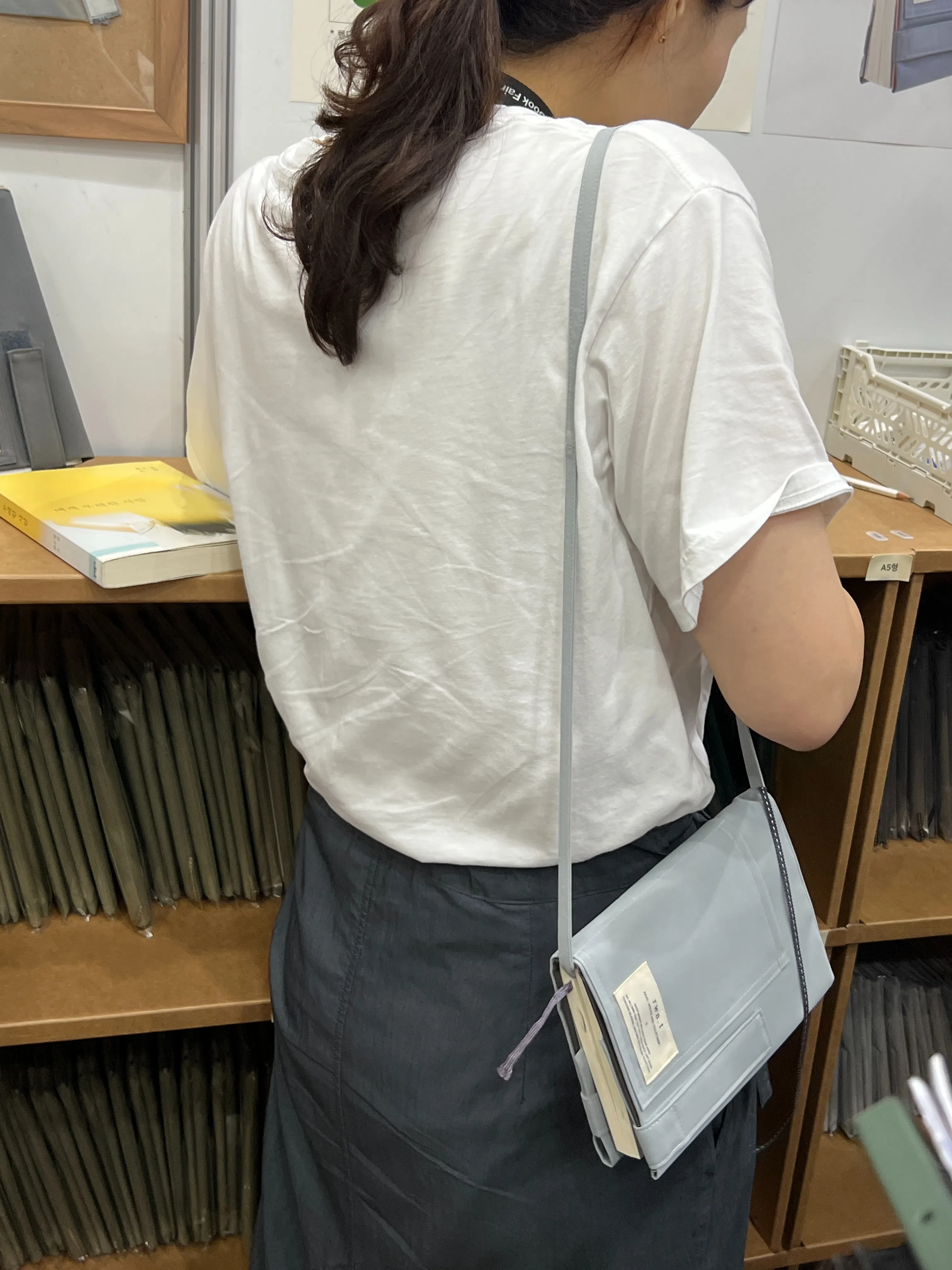 书衣，也成了独特的搭配饰物。（叶孝忠摄）