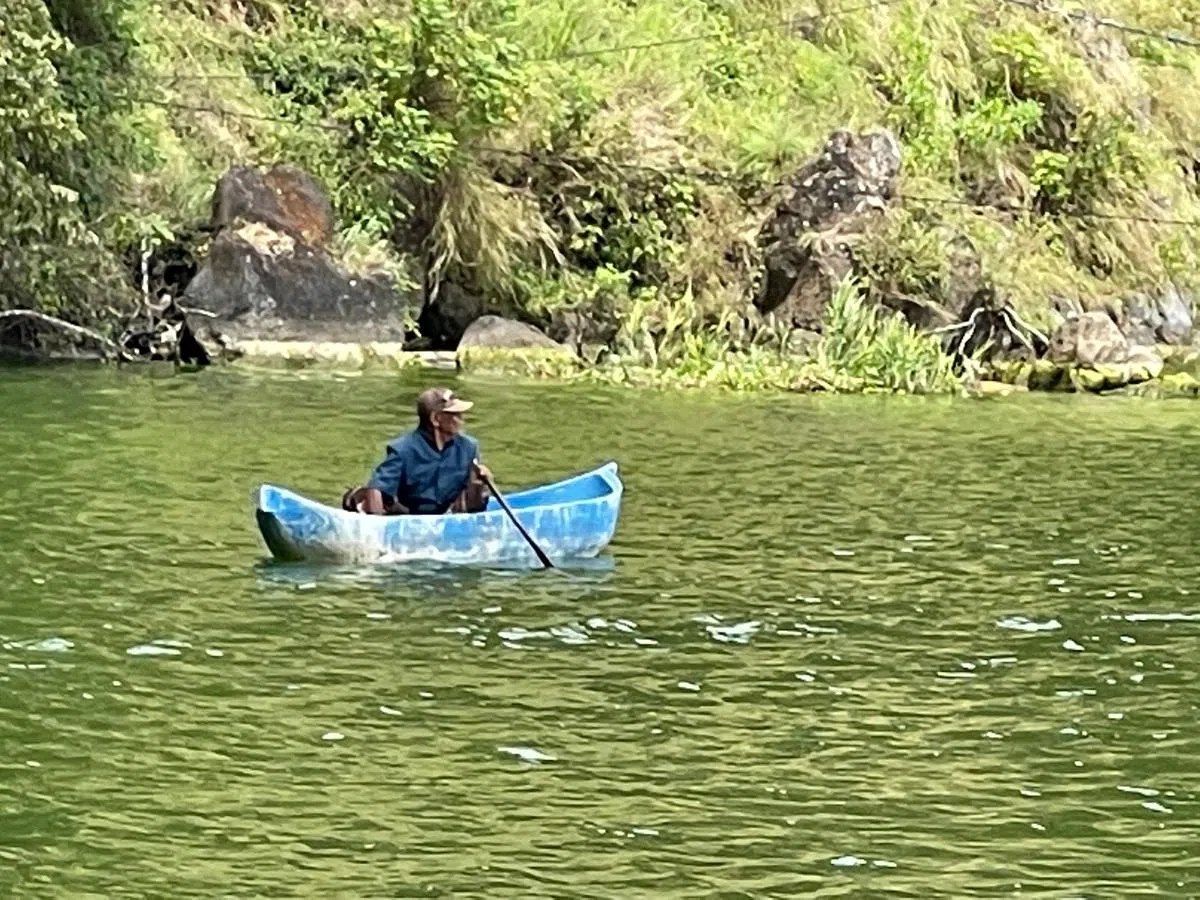 独木舟是村民的交通工具。（尤今摄）