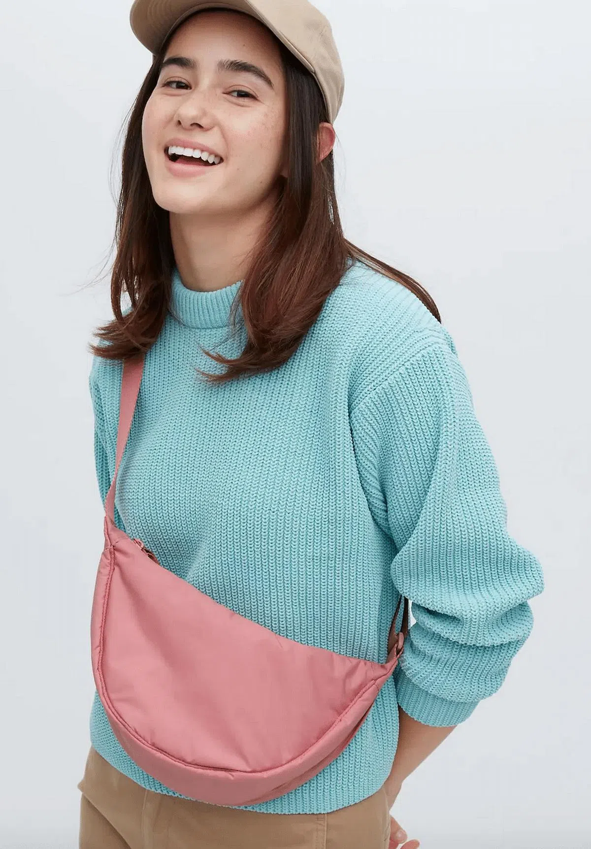 Uniqlo单肩包今年赶上粉红流行色。（品牌提供）