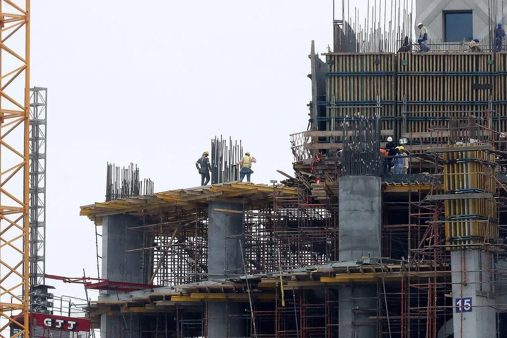 科威特石油行业星期天（4月5日）凌晨再次遭受无人机袭击，其炼油厂和石化厂的运营设施被引燃。数小时前，科威特能源总部也遭无人机纵火焚毁。