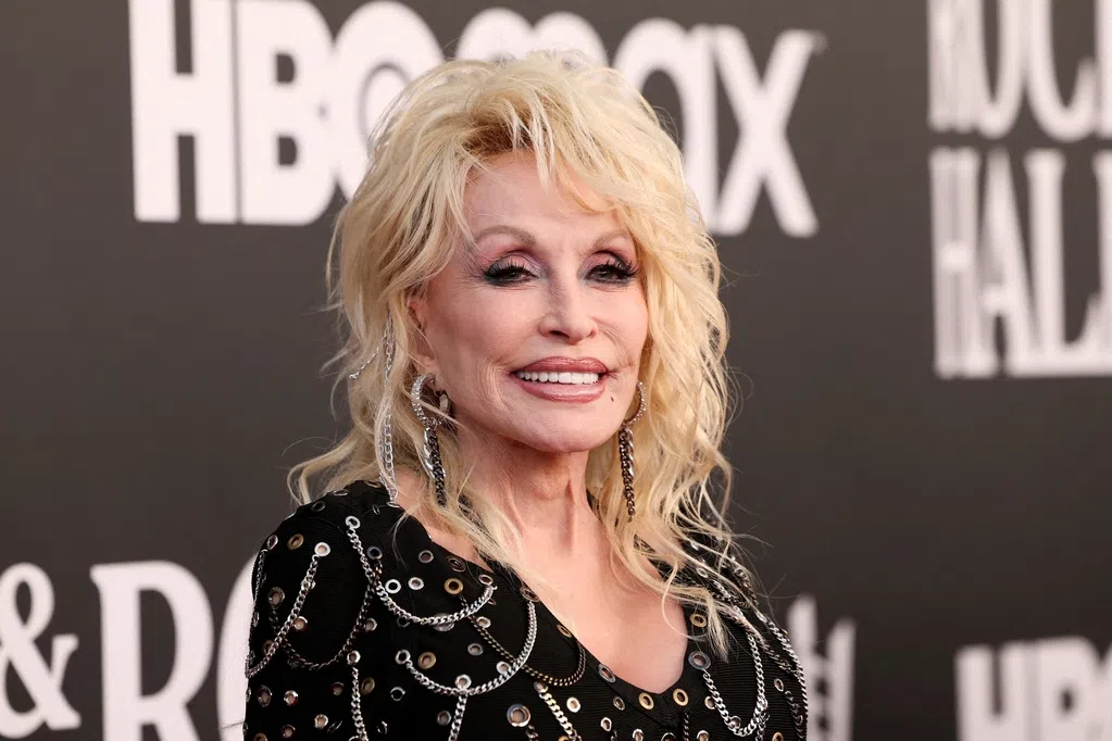 星星大声说：Dolly Parton不介意被指头脑简单