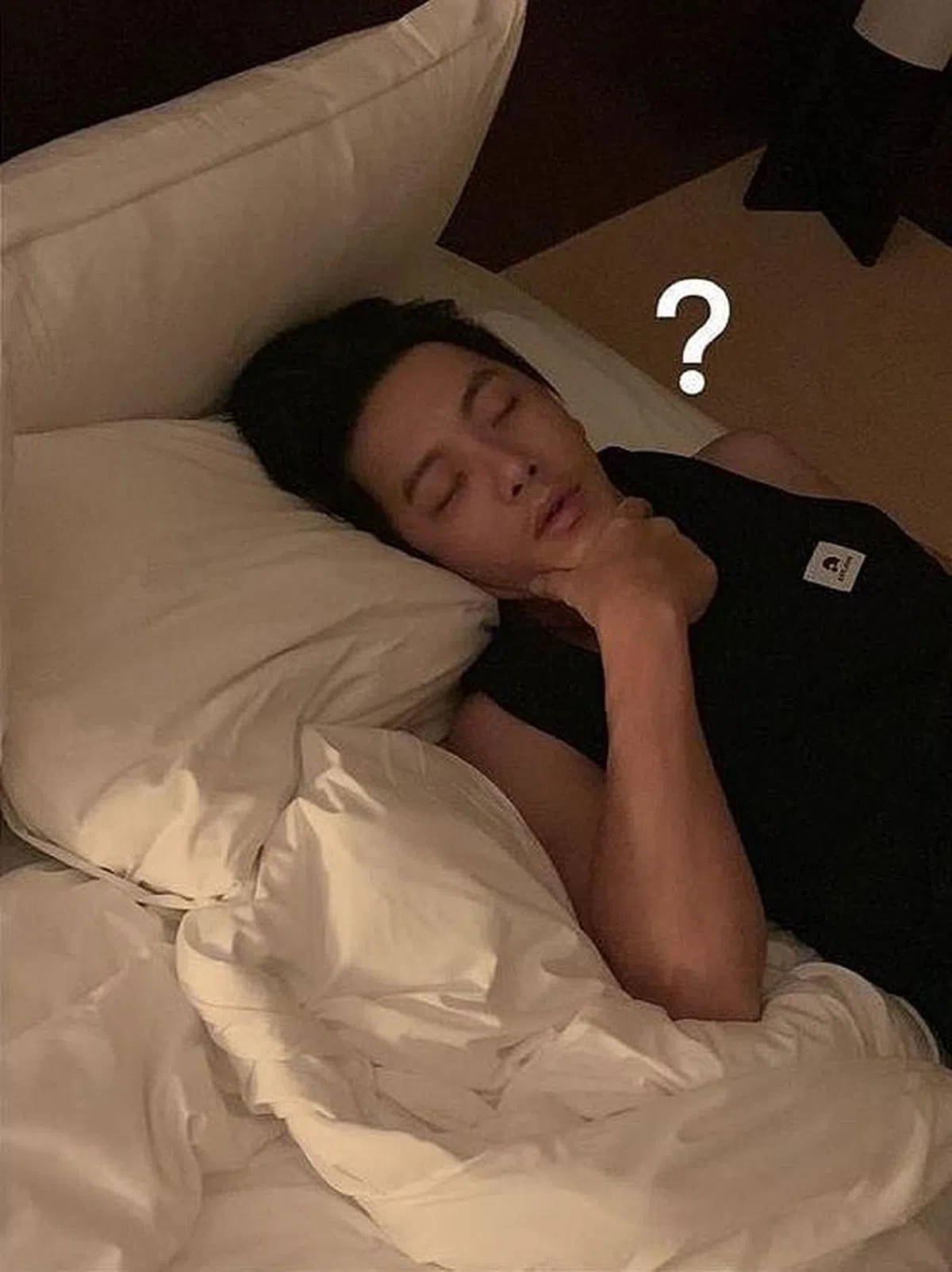 柯佳嬿上传谢坤达睡觉时的奇怪动作。（互联网）