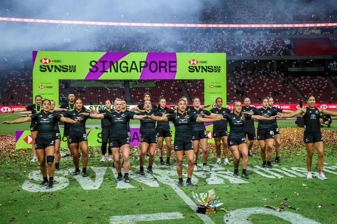 在颁奖礼之后，新西兰女队怒吼着跳起霸气的毛利战舞。不少已经在退场的观众都回头观看，并献上热烈的掌声。（叶振忠摄）