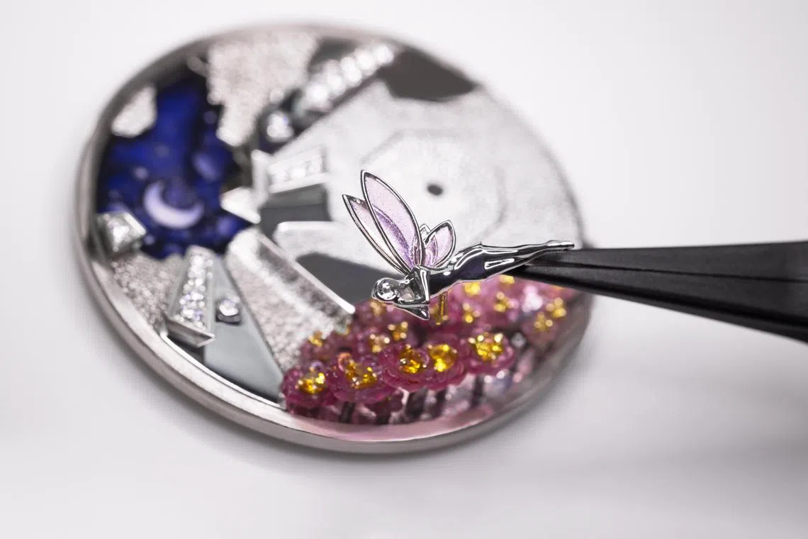 以立体珐琅雕琢的花海，镶嵌黄色蓝宝石花蕊，细致灵动。（梵克雅宝提供）