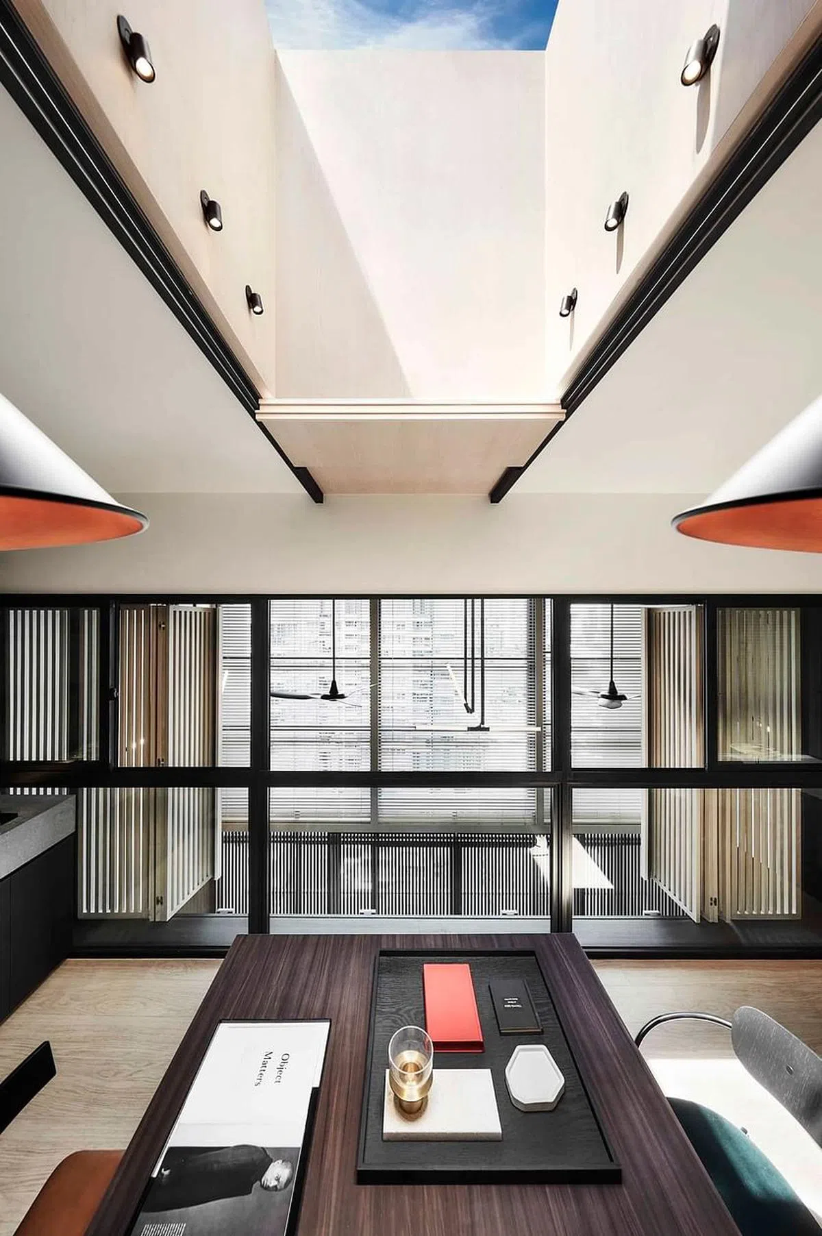 二楼办公空间的天花板打开变成天窗，引入蓝天白云。（Upstairs_提供照片）