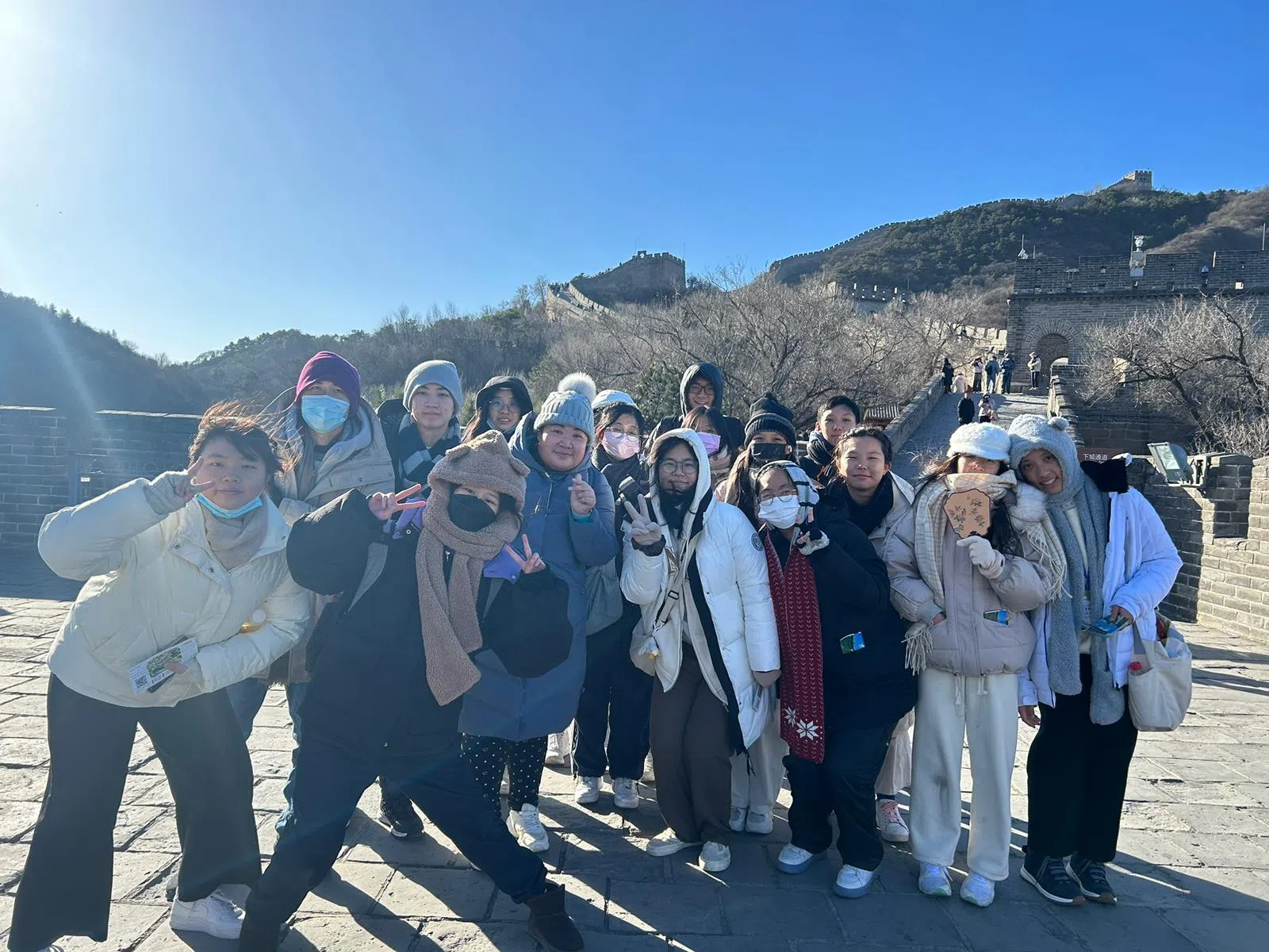学生们参观八达岭长城，温度虽然很低，但大家脸上都挂着灿烂的笑容。（浸儒团提供）