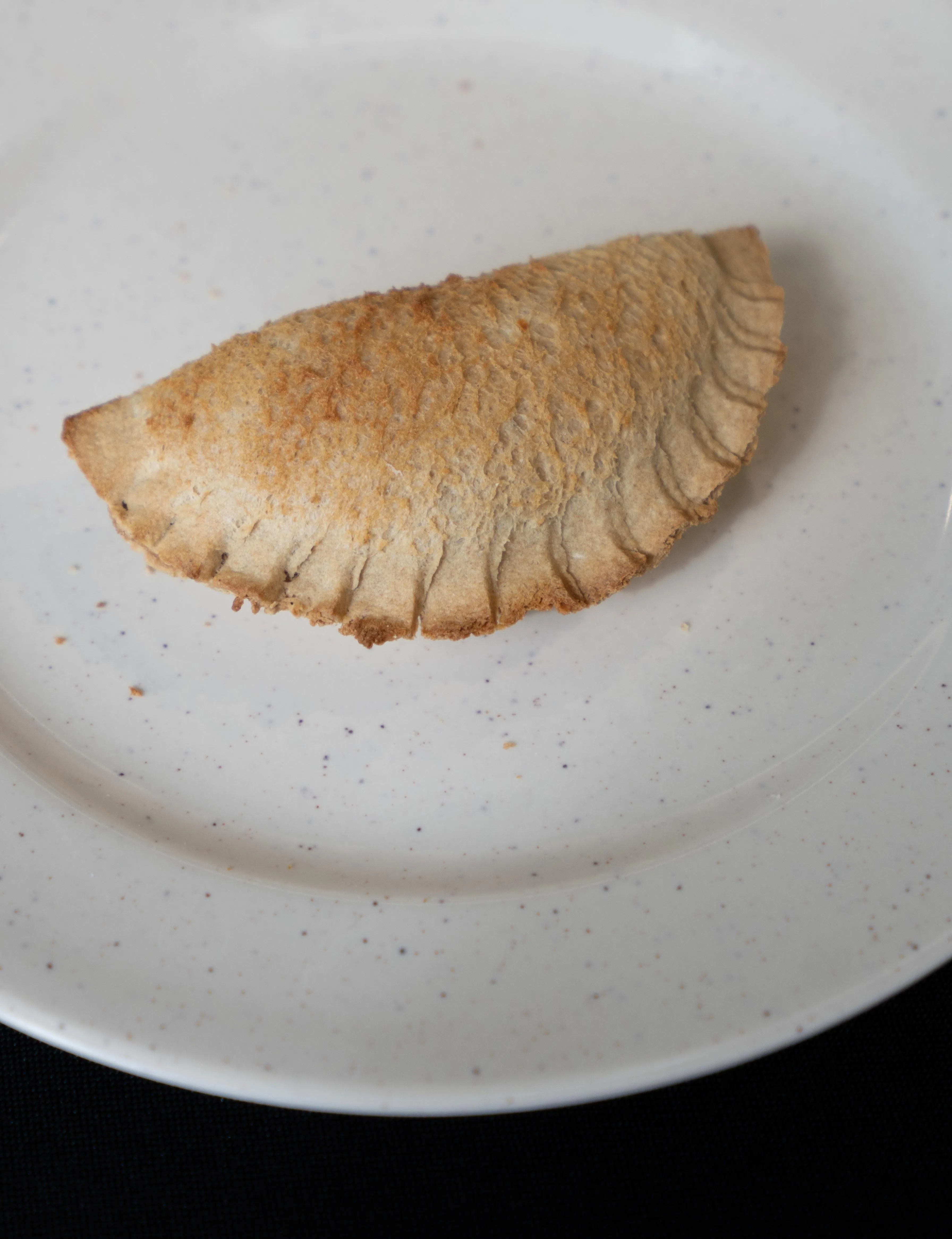 用全麦面包制作咖喱角，营养比一般咖喱角更丰富。（国立健保集团提供）