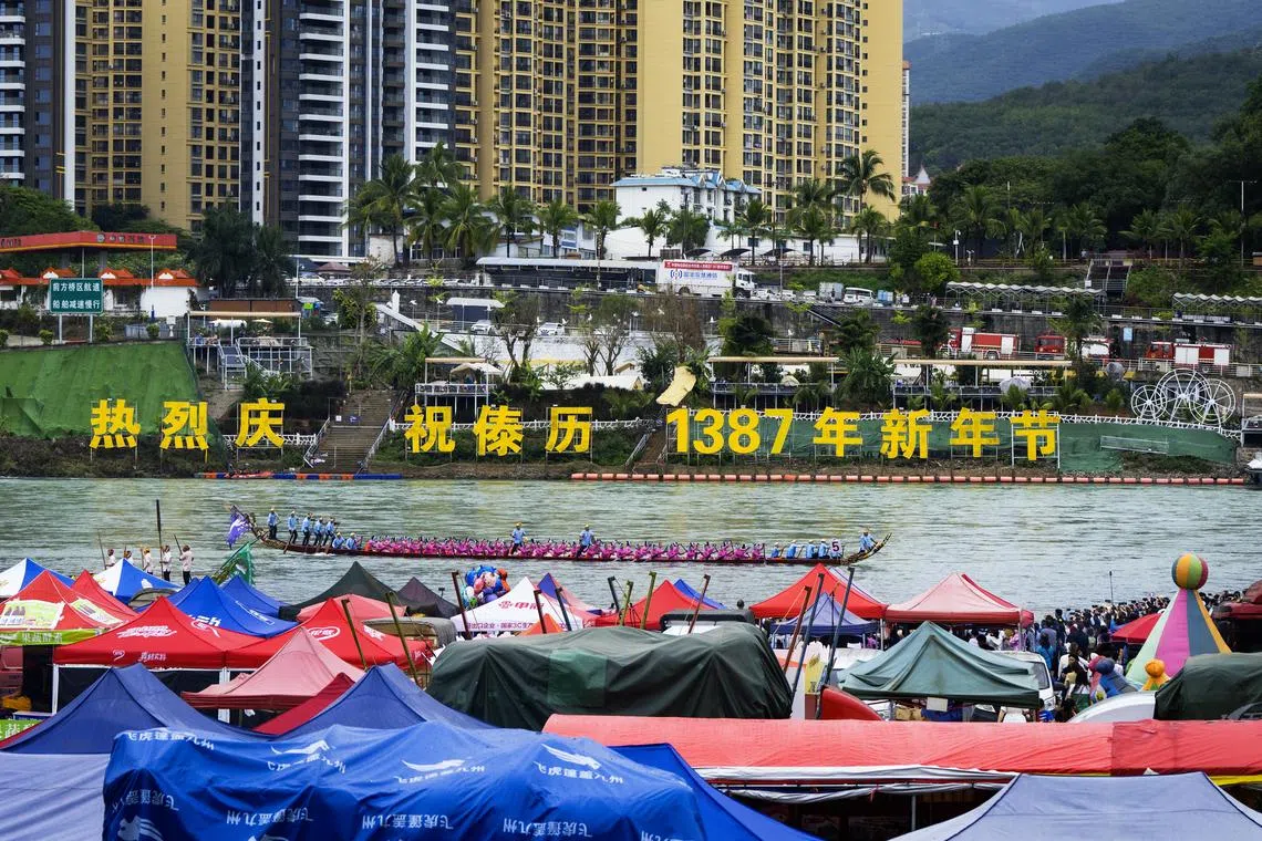 盛装的龙舟队，在澜沧江上划出傣历新年的第一道欢腾。（蔡光发摄）