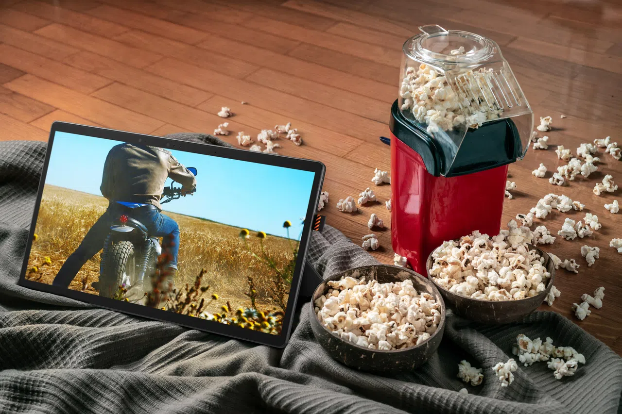 Vivobook 13 Slate OLED能给妈妈带来很好的娱乐体验。（厂商提供）