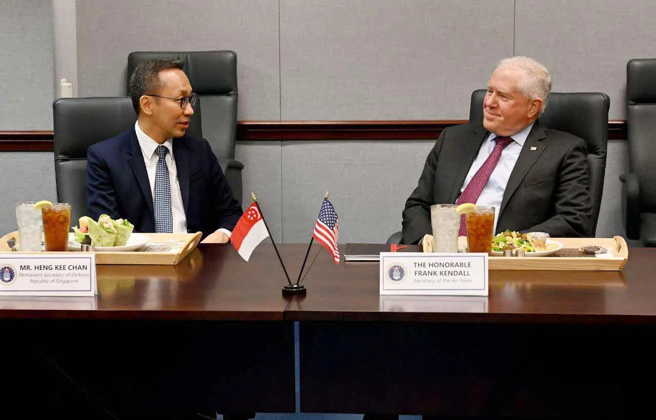 访美期间，我国国防部常任秘书陈庆基（左）也同美国空军部长肯德尔（Frank Kendall，右）进行工作午餐。（美国空军提供）