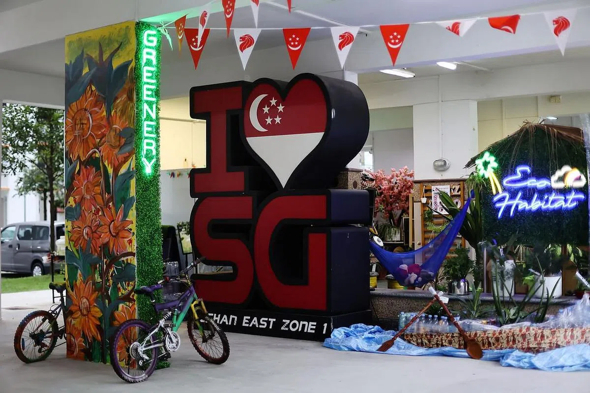 红色的“我爱新加坡”大型摆设，与鲜艳的环保主题装饰同为碧山北邻里增添色彩。（陈渊庄摄）