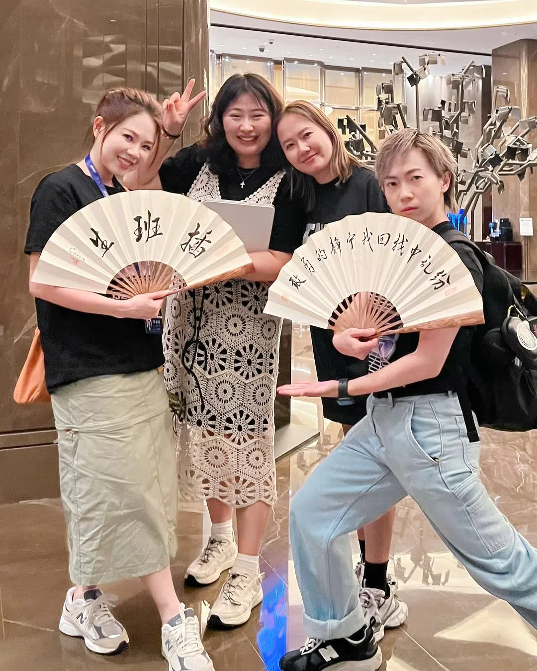 “插班生”拿着歌迷送的扇子与他们合照。（取自杨佳盈IG）