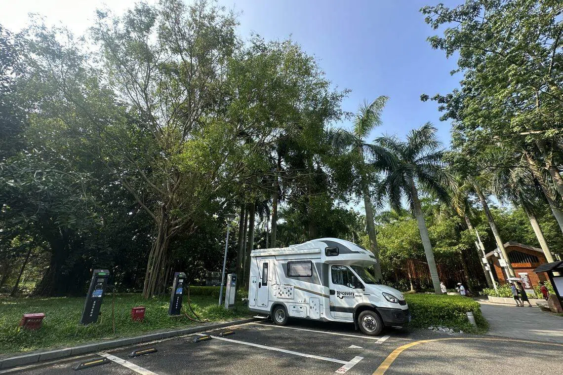 沈兰一般选择在市政公园停车过夜。她说，深圳市政公园的配套设施和功能齐全，有厕所、充电桩，而且还有房车拓展空间所需的大停车位。（林煇智摄）