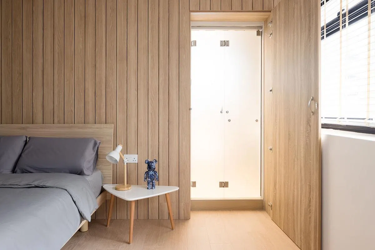 主卧木板墙隐藏了洗手间的门。