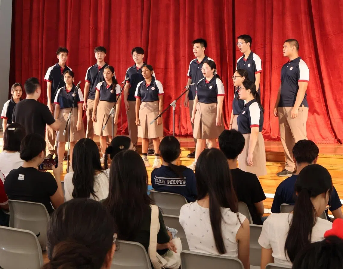 合唱团与铜乐队先后登场，以各自精彩的演出点燃现场，将气氛推向高潮。图为合唱团为观众呈献音乐表演。（淡美初院摄影俱乐部提供）