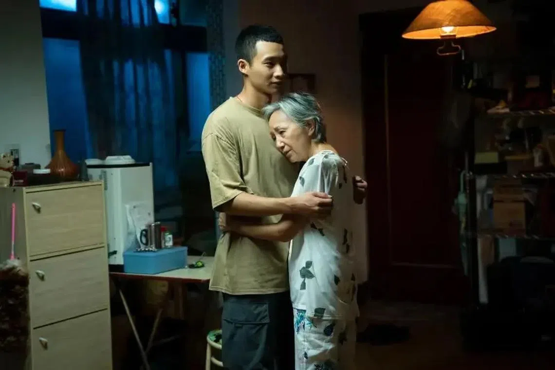 万兔（黄冠智饰）面对患精神疾病的母亲（陆弈静饰），经常感到心力交瘁，万般无奈。（互联网）