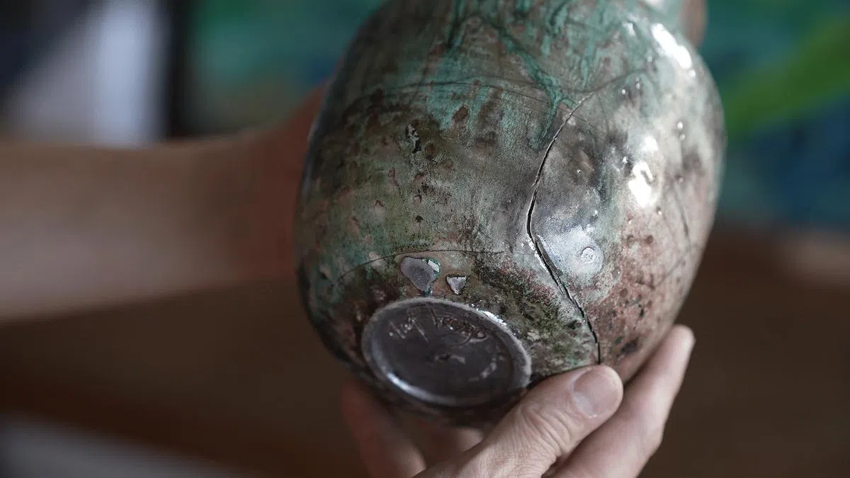 陶艺作品崇尚自然天成的美，缺陷有时也是一种美。（视频截图）