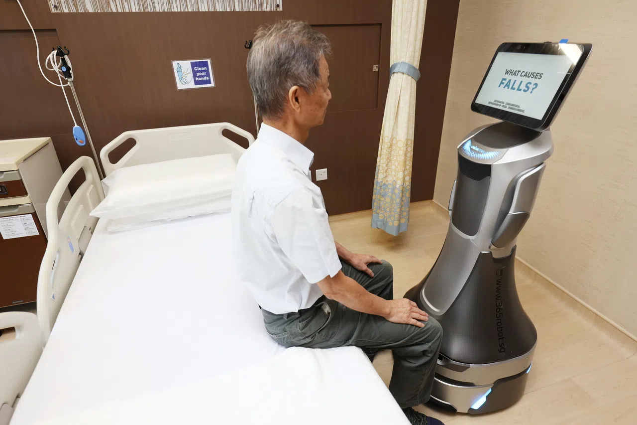 在国家心脏中心的短期住院部里，人工智能机器人会到每间病房，为刚做完日间手术的患者播放科普视频，向他们传授预防跌倒的知识与贴士。（何家俊摄）