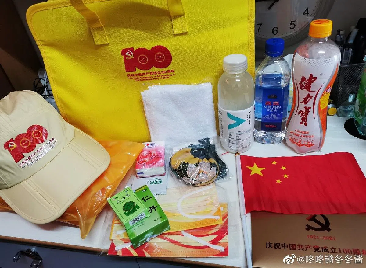 各路网友在社交媒体上晒出自己的大会礼品袋。（微博）