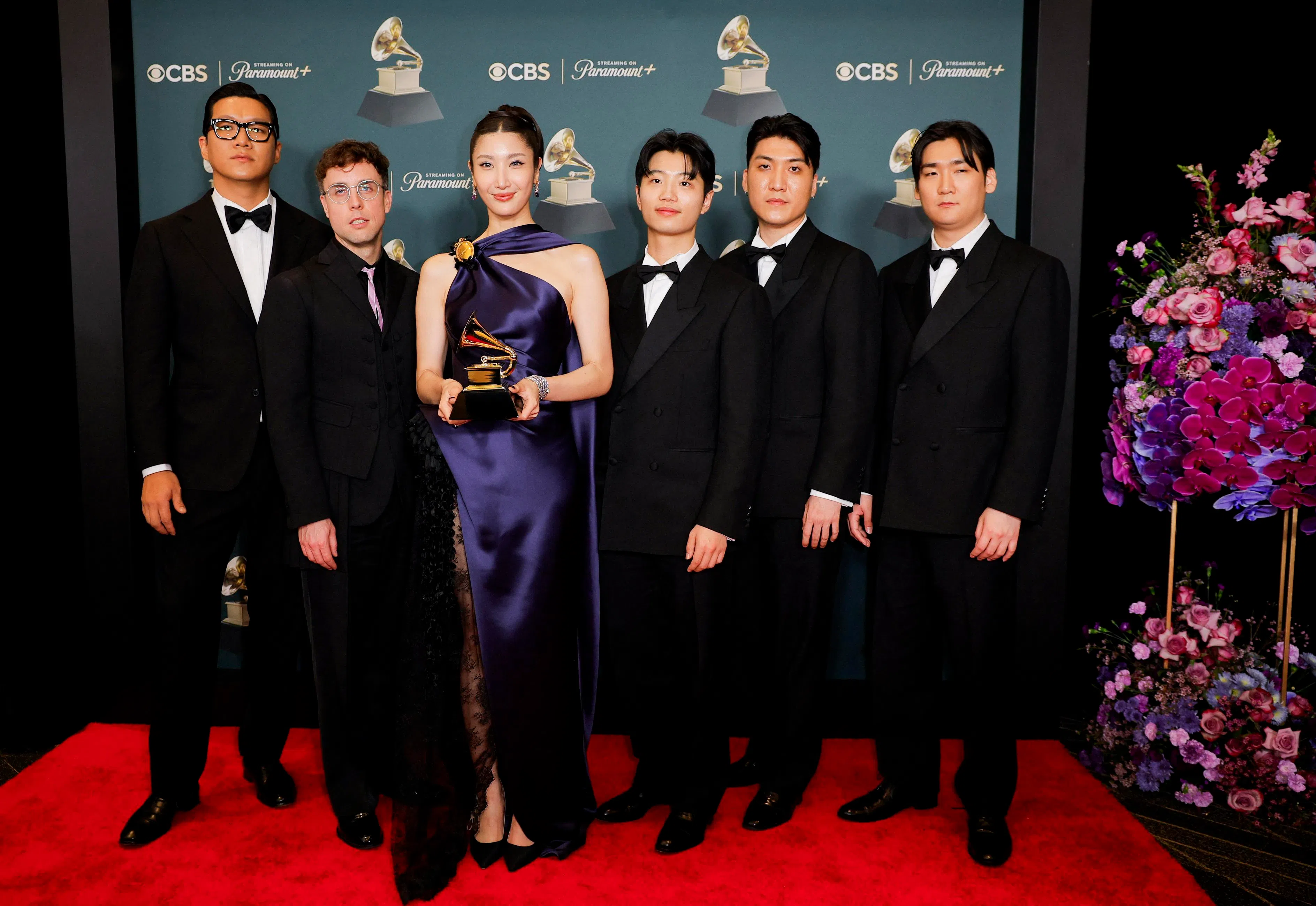 “Golden”的歌手之一Ejae（左三）和其创作团队夺得最佳视觉媒体歌曲奖。（路透社）