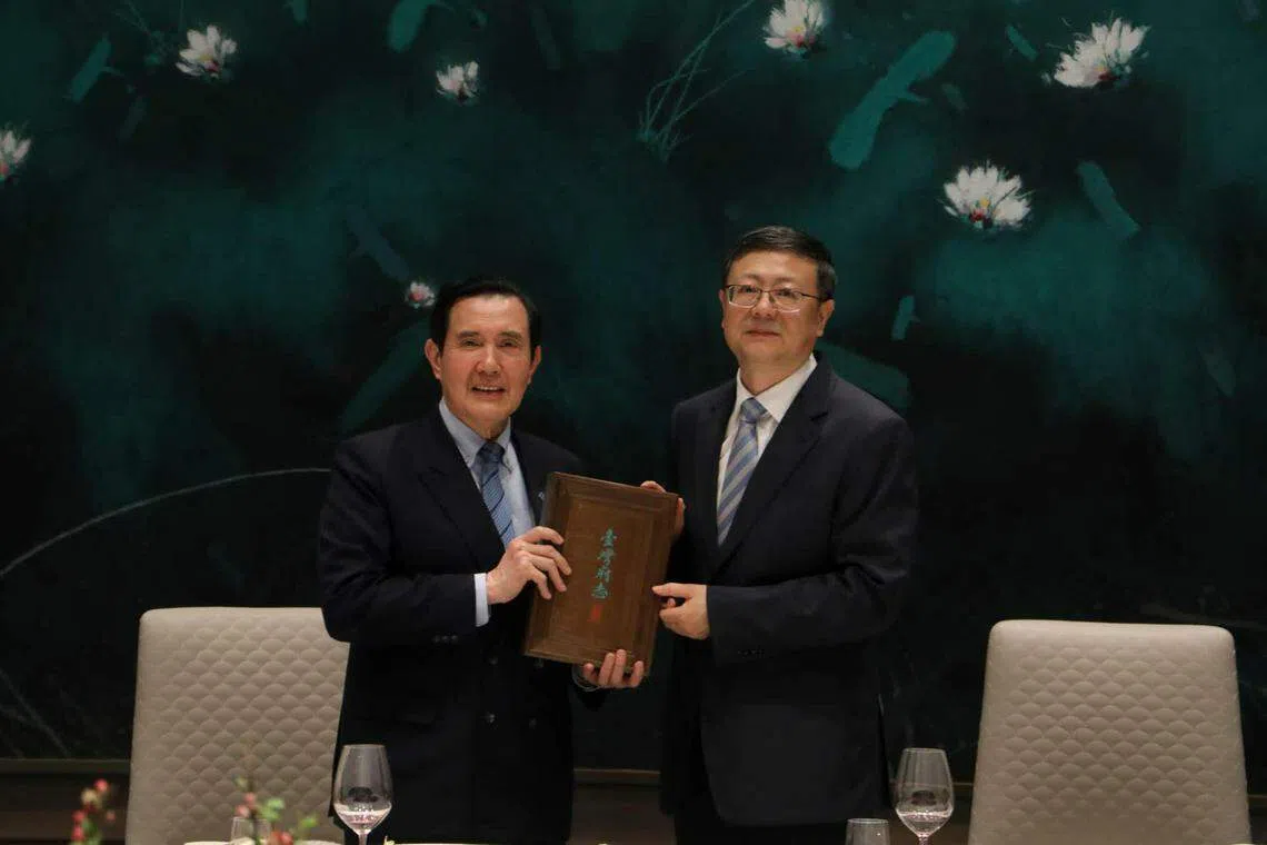 会晤结束后，陈吉宁（右）向马英九赠送记载台湾历史的《台湾府志》珍本。（马英九办公室）