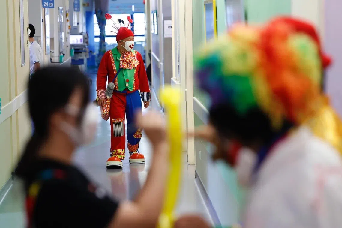 义工们以各自的方式，先观察患儿的情绪，再决定表演什么。（林明顺摄）