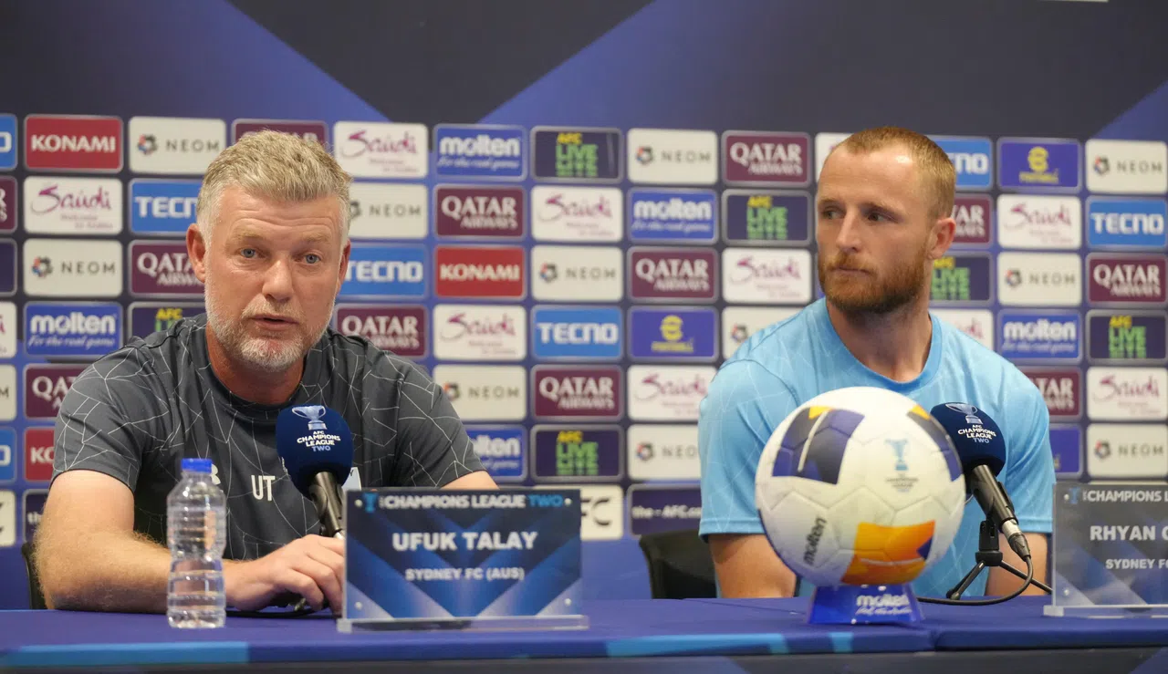 悉尼主帅塔莱（左）和队长瑞恩·格兰特星期二出席赛前记者会。（谢智扬摄）
