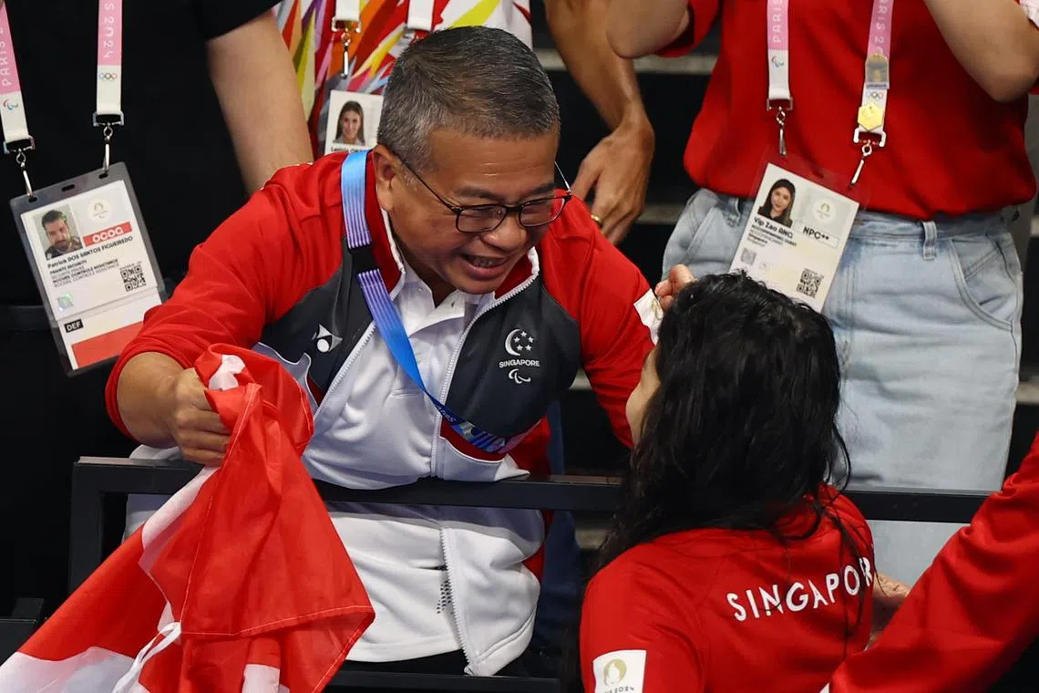 文化、社区及青年部长兼律政部第二部长唐振辉（左）在现场祝贺叶品秀夺冠。（新加坡体育理事会提供）