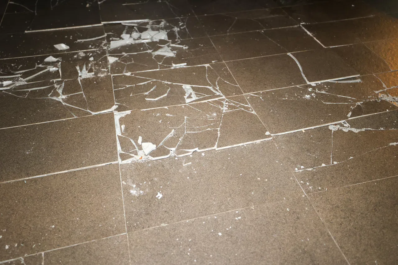 这名私宅屋主在地陷发生附近接受记者采访时透露，地陷发生前一天，家中的地砖出现严重爆裂，建设局已到场检查，但尚未公布结果。（吴先邦摄）