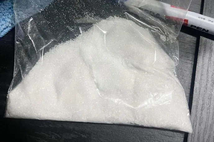 41岁男子阿基尔为了赚快钱，在新山商场答应一名男子，在义顺住家制作丧尸烟弹贩卖，成为本地首起因“丧尸烟弹”被控的案件。（卫生科学局提供）