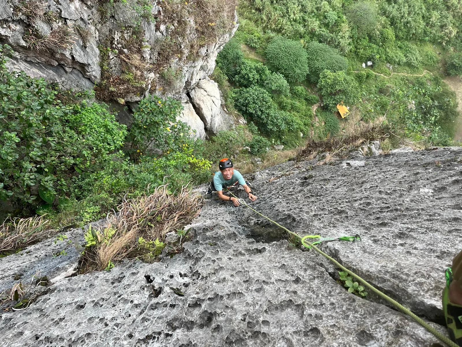 吴宁志在印尼万隆攀爬125米高的岩壁，身体完全暴露在悬崖外。（受访者提供）