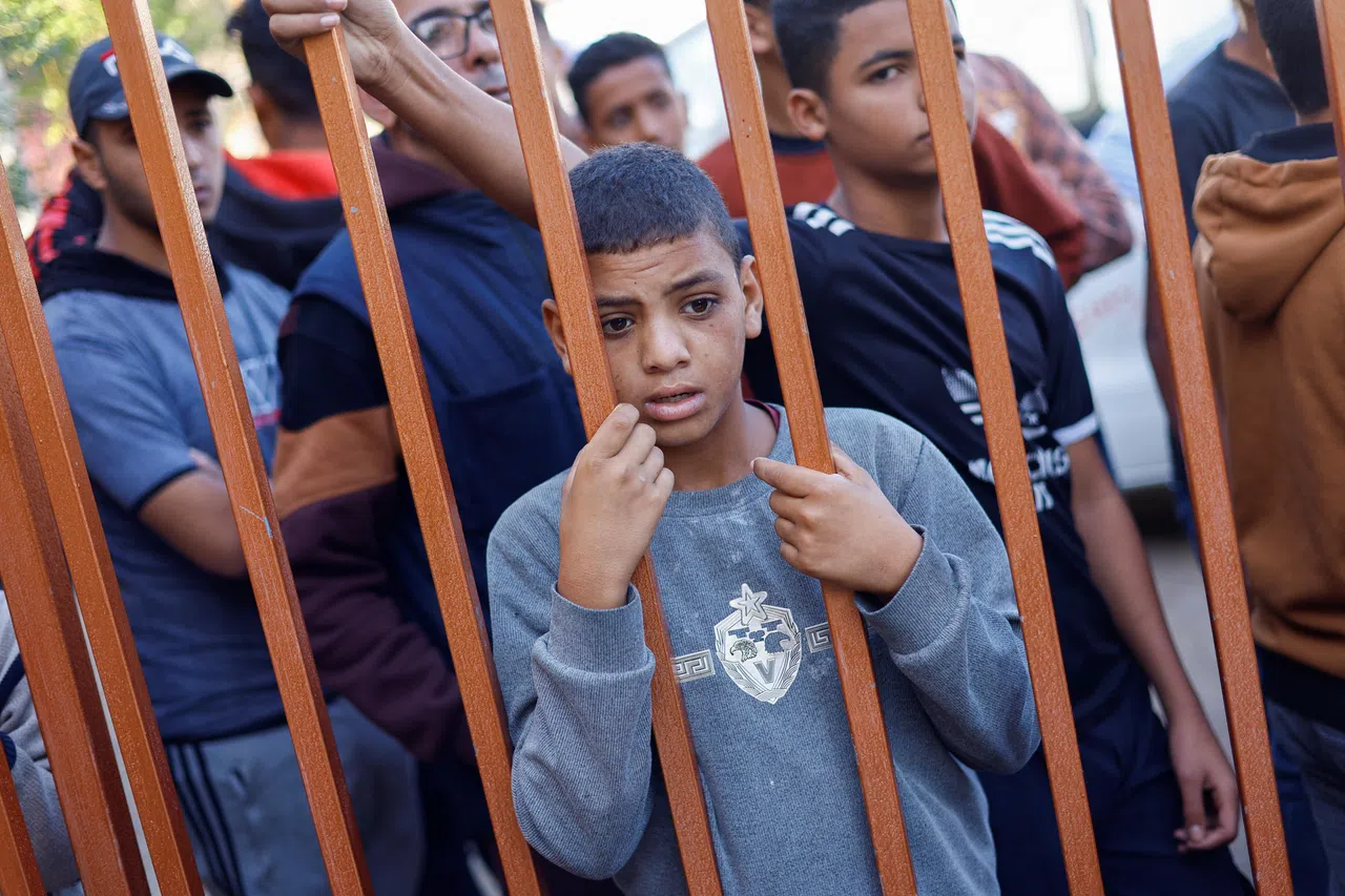 11月16日，人群聚集在汗尤尼斯一所医院的门口。（路透社）