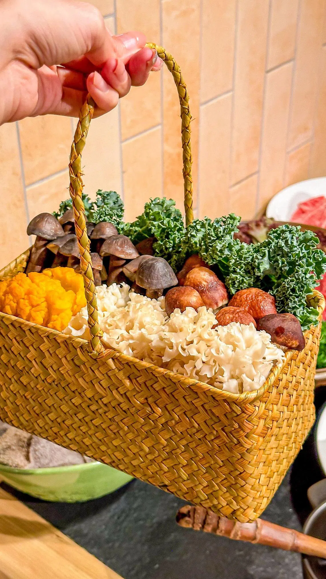 山菌组合有平日较少见的鹿茸菇、黑白肚菌、黑皮鸡枞、绣球菌、金耳、姬松茸。（餐馆提供）