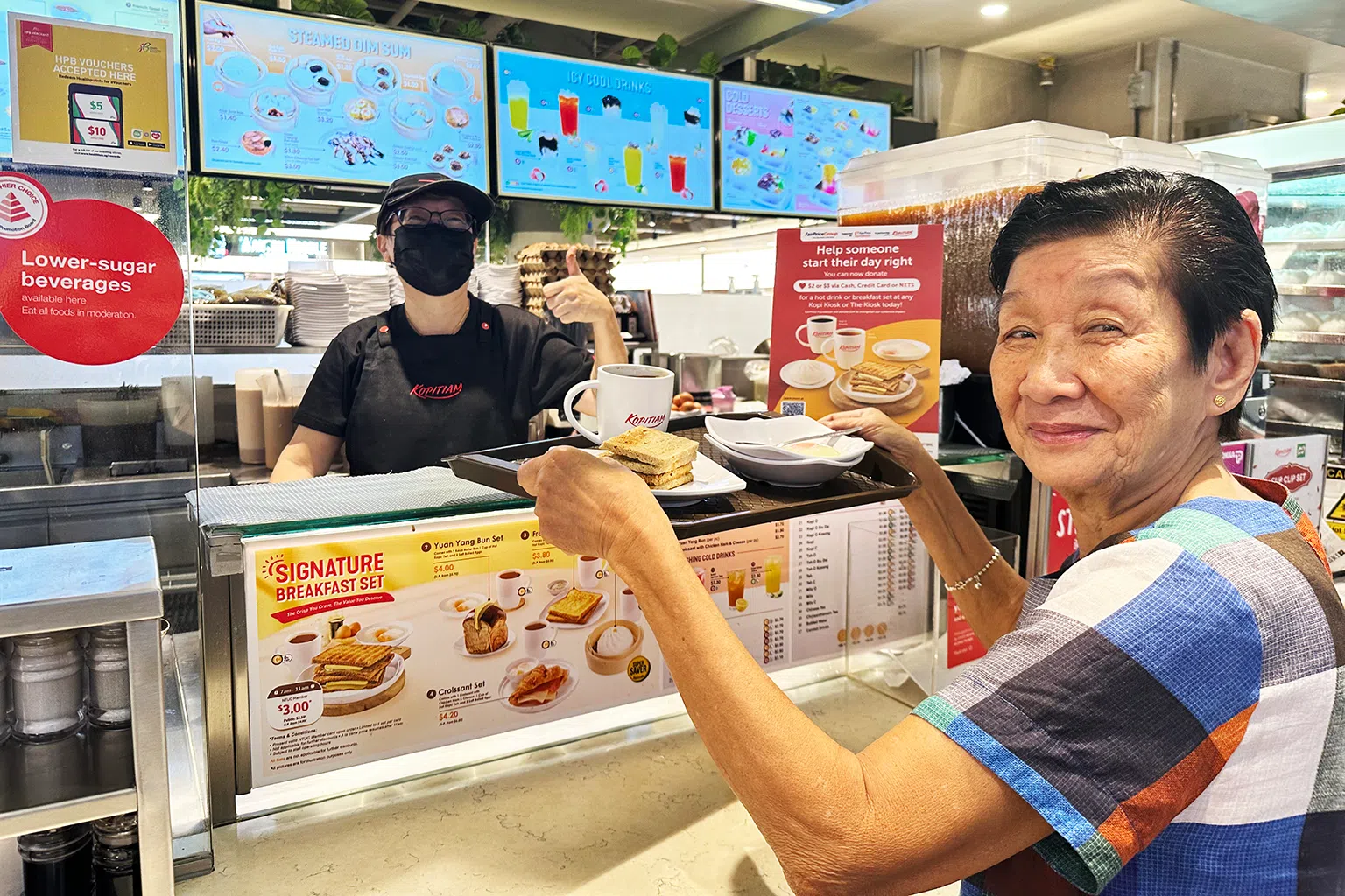 受益人郑女士会利用收到的餐券到Kopitiam用餐。（受访者提供）