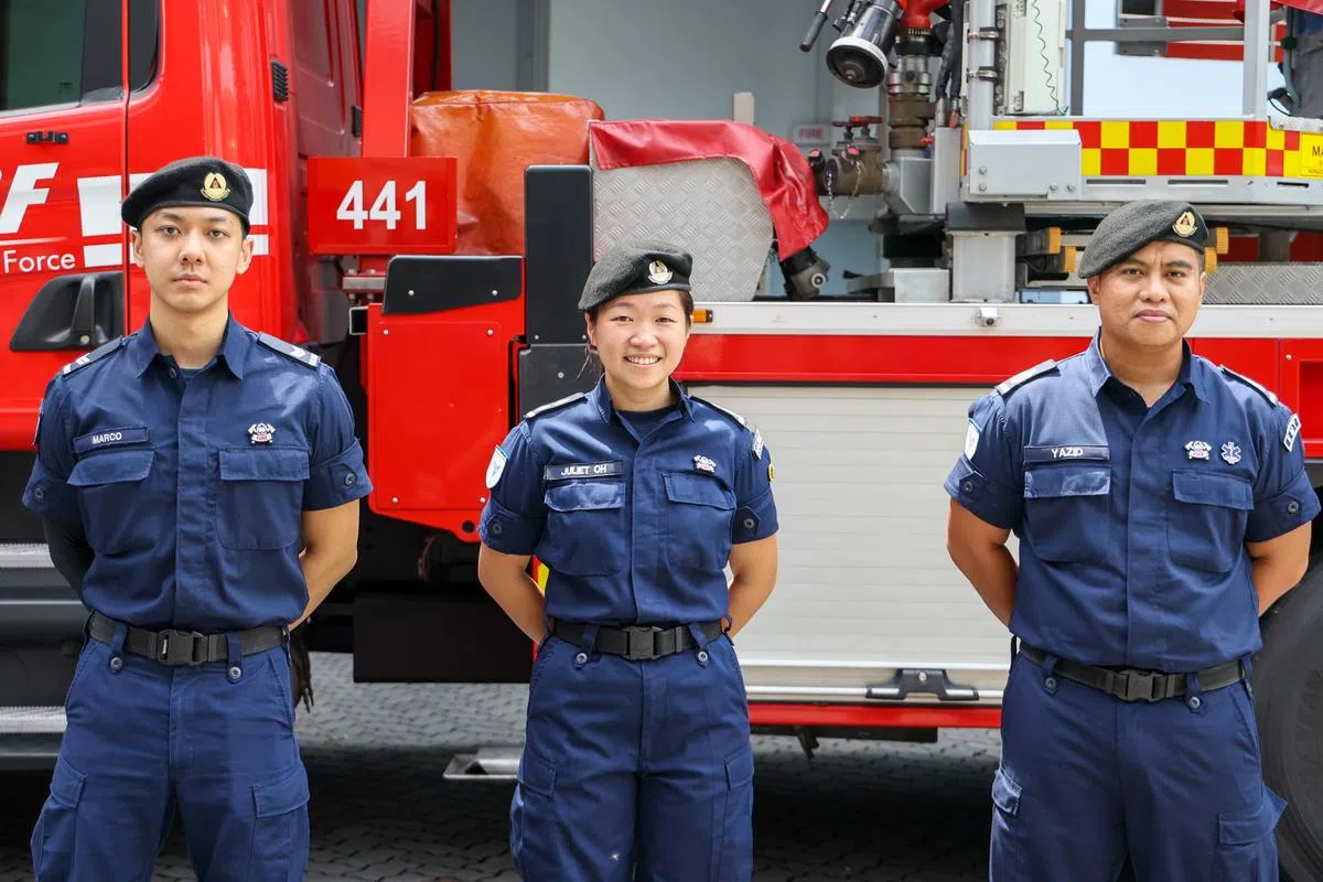 参与这起火患救援行动的（左起）林原豪中士、胡丝慧中尉和亚齐德上士长，向媒体叙述过程。（卓祾祎摄）