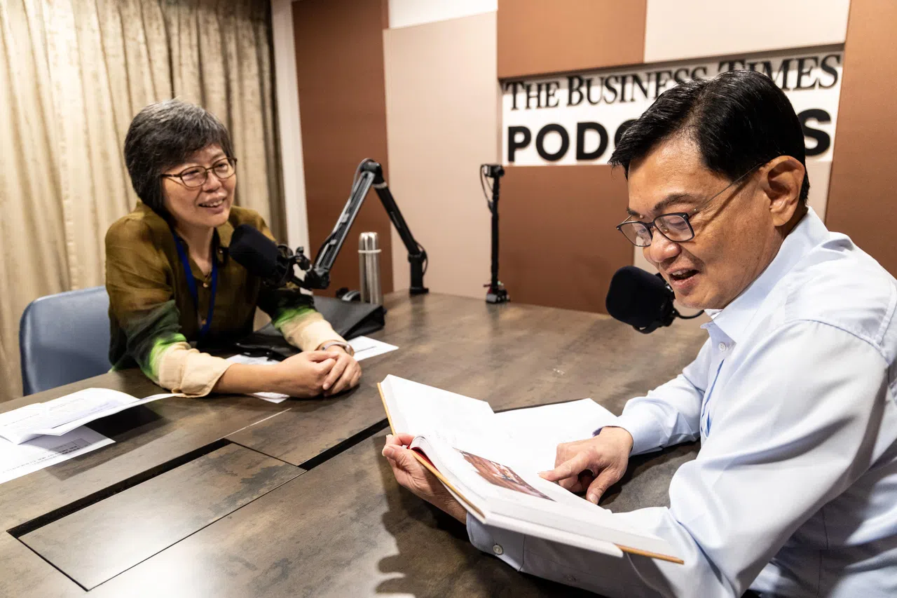 《还是硬道理吗？》播客系列第一集由新报业媒体华文媒体集团社长李慧玲（左）主持，嘉宾是新加坡副总理兼经济政策统筹部长王瑞杰。（关俊威摄）