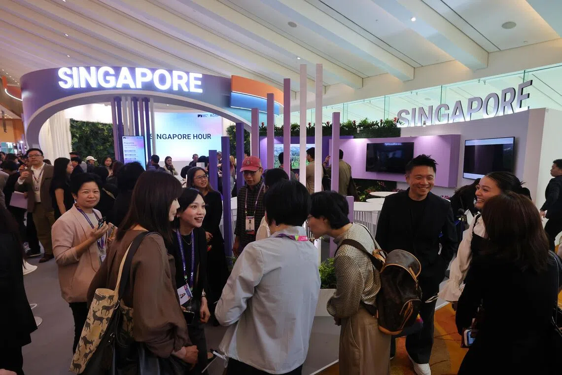 在亚洲电视论坛与市场活动现场，与会者和来自各国的业者交流全球影视业趋势。（唐家鸿摄）