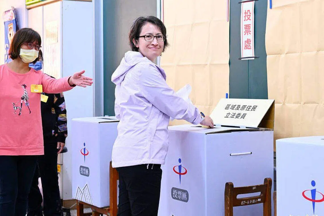 台湾执政的民进党副总统候选人萧美琴星期六（1月13日）上午到新北永和永平国小投票。（自由时报）