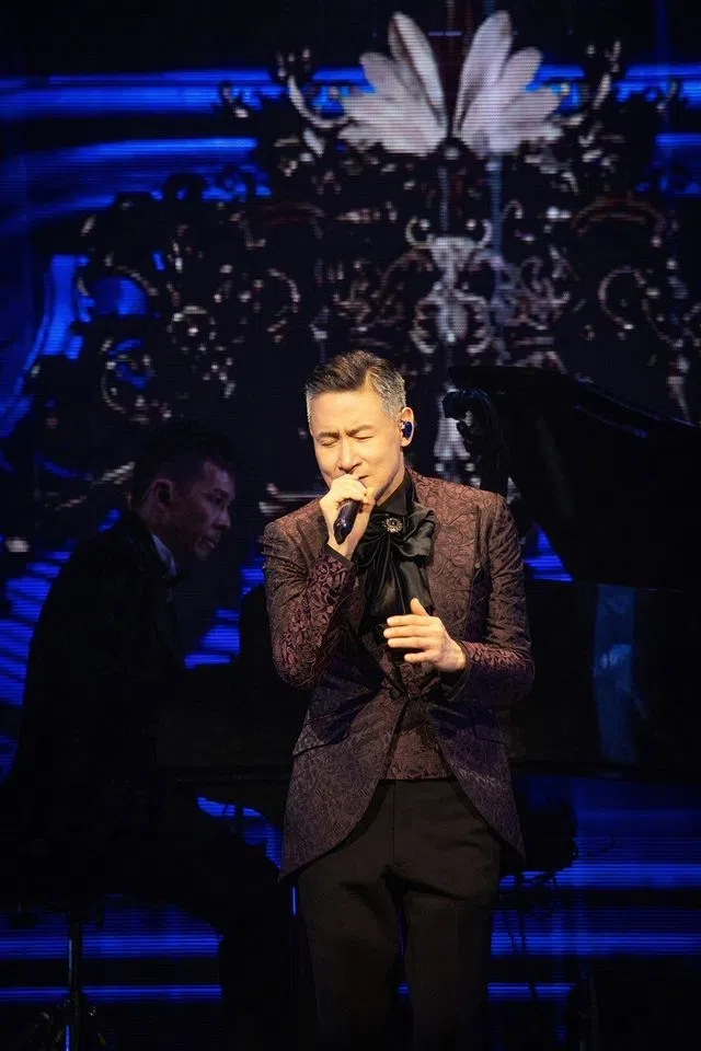 歌神在台上自嘲，说这次大病有两个收获，一是自己瘦了，二是发现歌迷真的很爱他。（互联网）