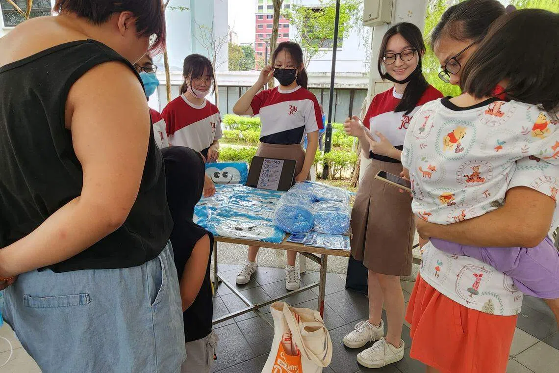 学生向居民解说与水资源开发和保护相关的资讯。（淡滨尼美廉初级学院提供）