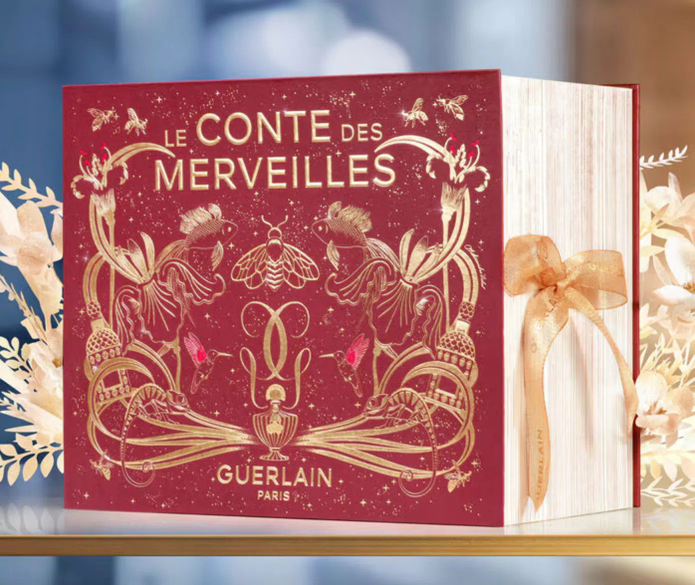 娇兰今年豪华限量款倒数日历采用精装书造型设计，伊甸乐园般的花卉动物插图与纸艺由巴黎纸艺艺术家Mélissandre Vidal操刀。（品牌提供）