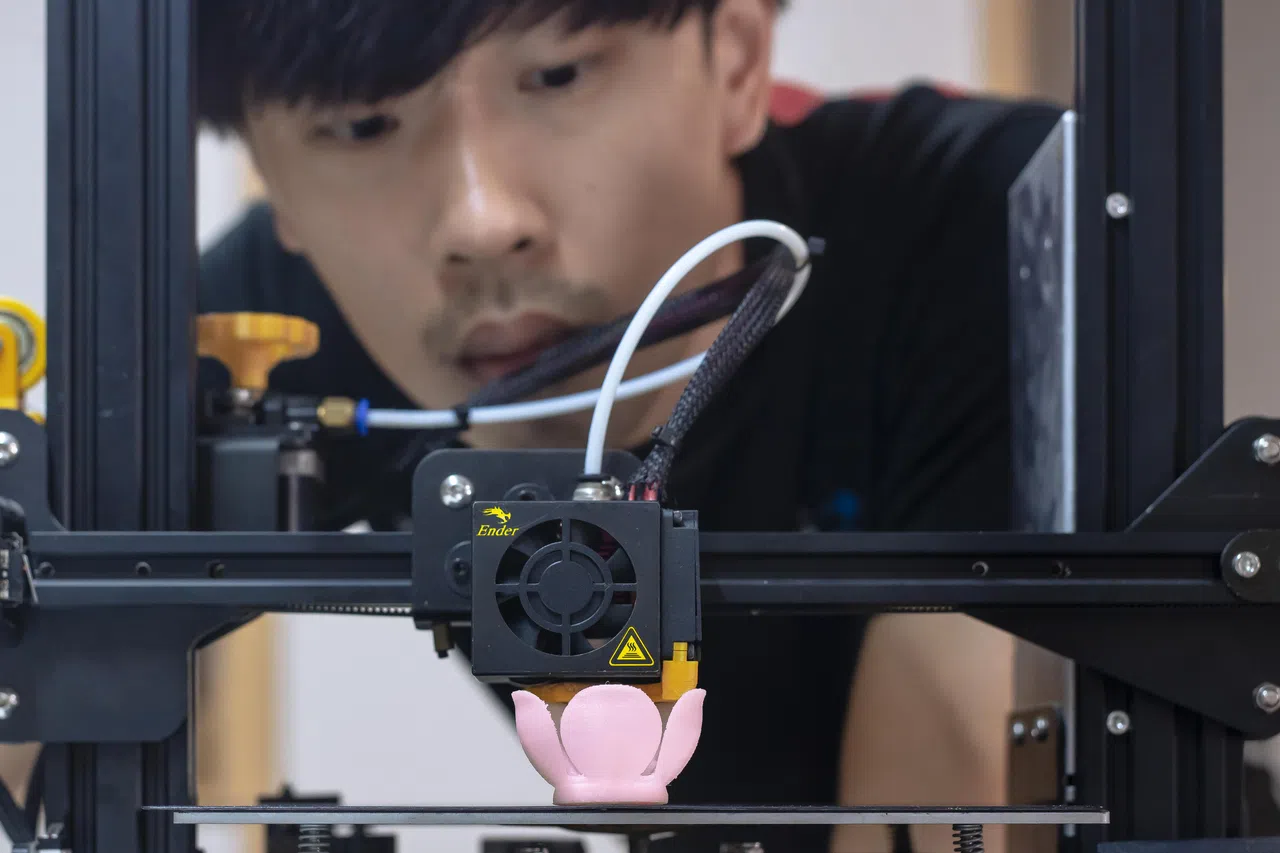 邱柏衡喜欢利用设计思维解决日常面对的问题，对3D打印技术也非常感兴趣，因此平日经常使用家中的3D打印机设计和制作所需用品。（受访者提供）