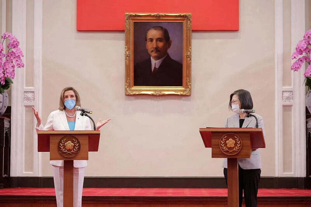 佩洛西（左）今年8月到台湾开展为期两天的访问行程，期间与台湾总统蔡英文（右）会晤，图为两人在台湾总统府召开记者会。（路透社） 