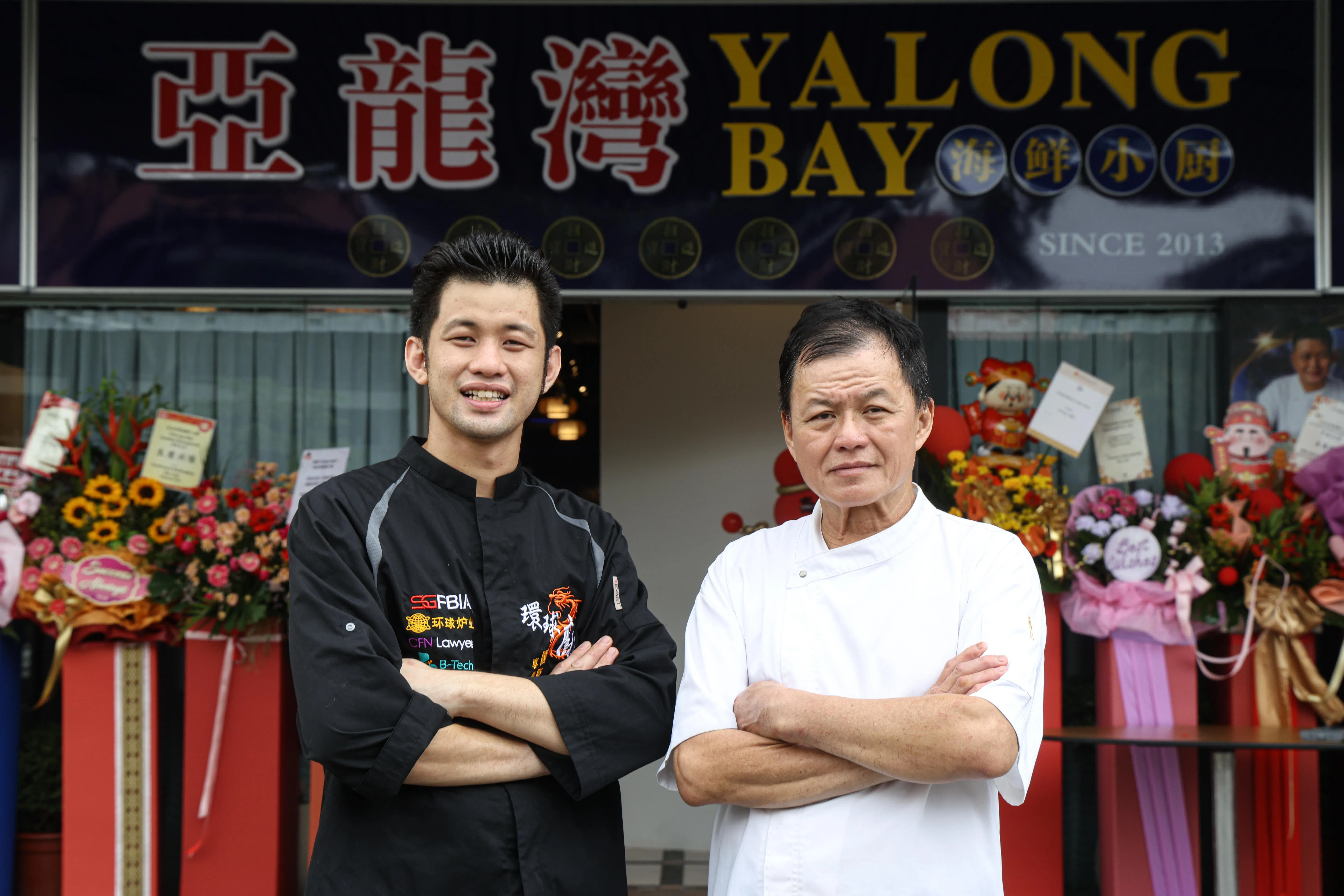 邓福晋（右）和黄俊伟师徒联手，在位于乌美汽车城的新地点，将亚龙湾海鲜小厨打造成更具规模的餐馆。（关俊威摄）