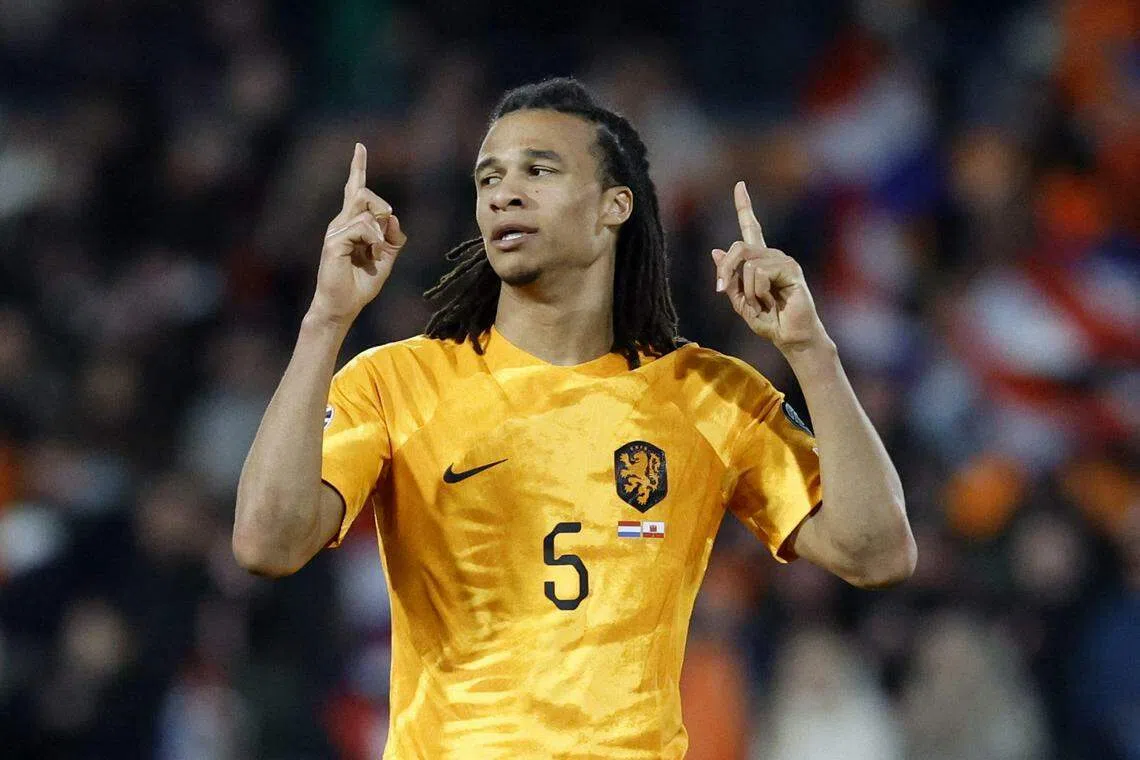 阿克在比赛中为荷兰队攻入两球，协助球队取得3比0胜利。（路透社）