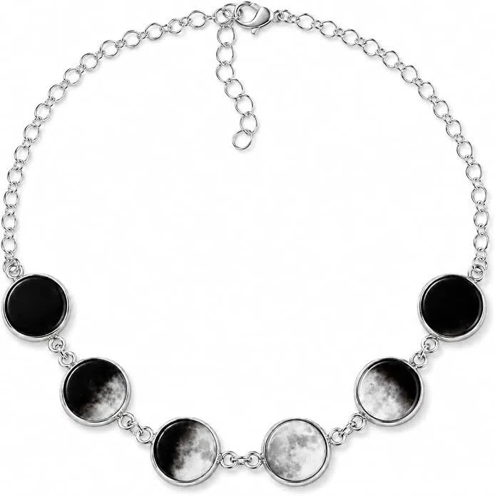 六面“月球”在墨黑的云团中逐渐显现它的面容。（Amazon商家图片）