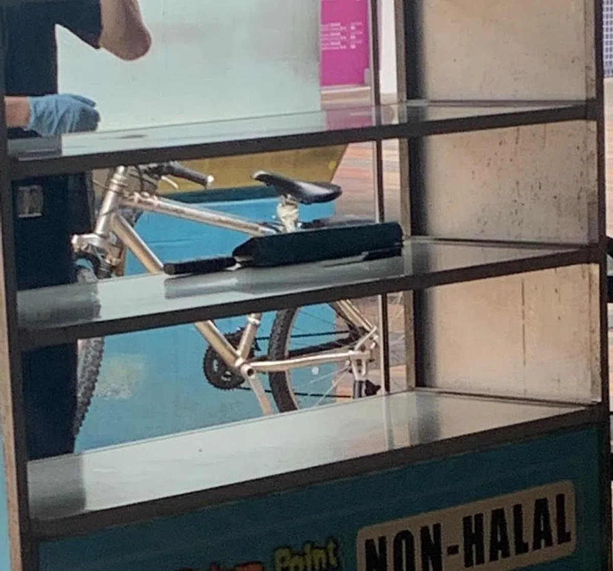 清洁工使用的两把刀被放在回收碗盘处。（受访者提供）