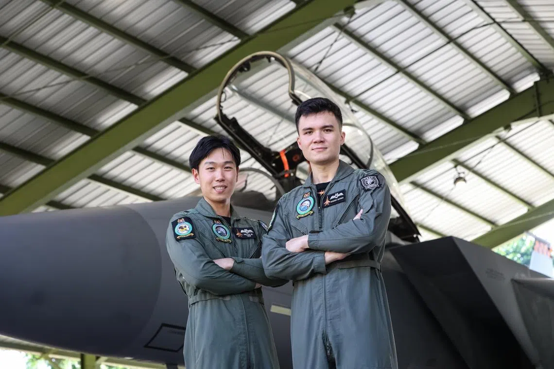 F-15SG战机飞行员博尔纳上尉（右）和武器系统军官（战斗机）许凯杰上尉，去年10月曾参与印度快运航空班机炸弹威胁事件的伴飞任务。（关俊威摄）