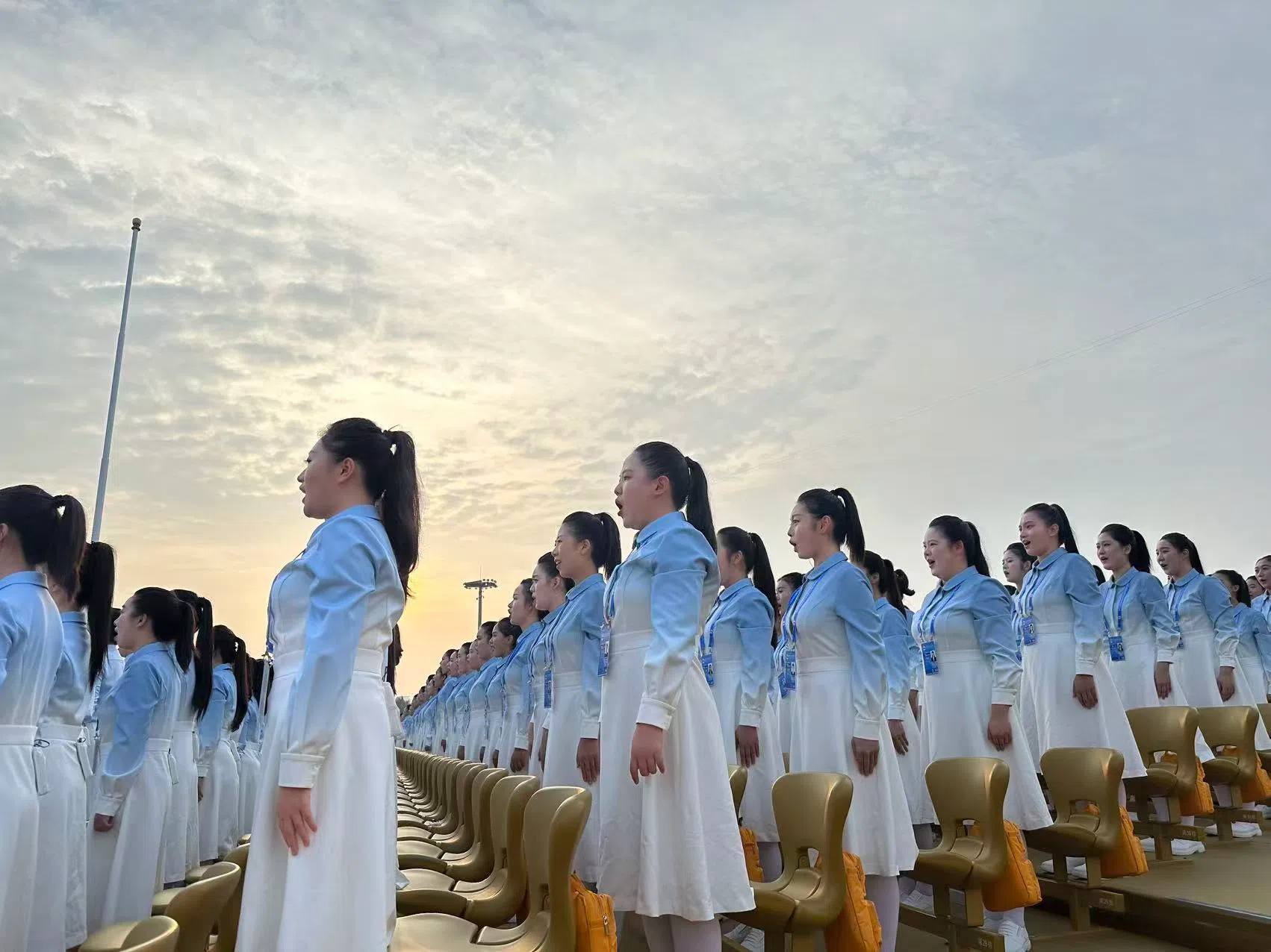 合唱团配合演出，炒热现场气氛。（林展霆摄）